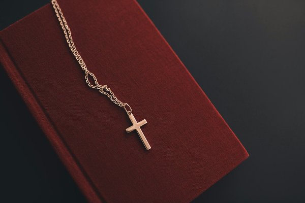 Bijoux croix en s925 : l'élégance au service de la foi